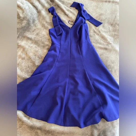 Beautiful blue dress with pockets on sides and large bows on shoulders size 4 - Picture 4 of 8